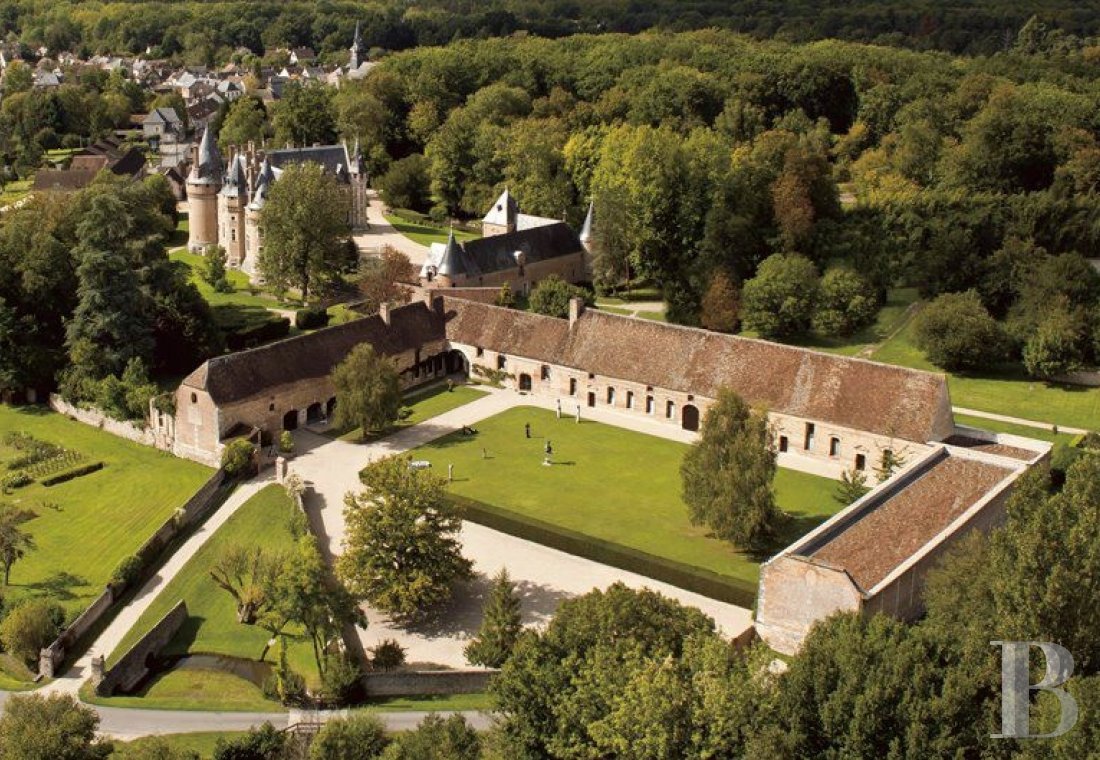 Vast outbuildings with a military past dedicated to contemporary art  in the heart of the Sologne forest - photo  n°1