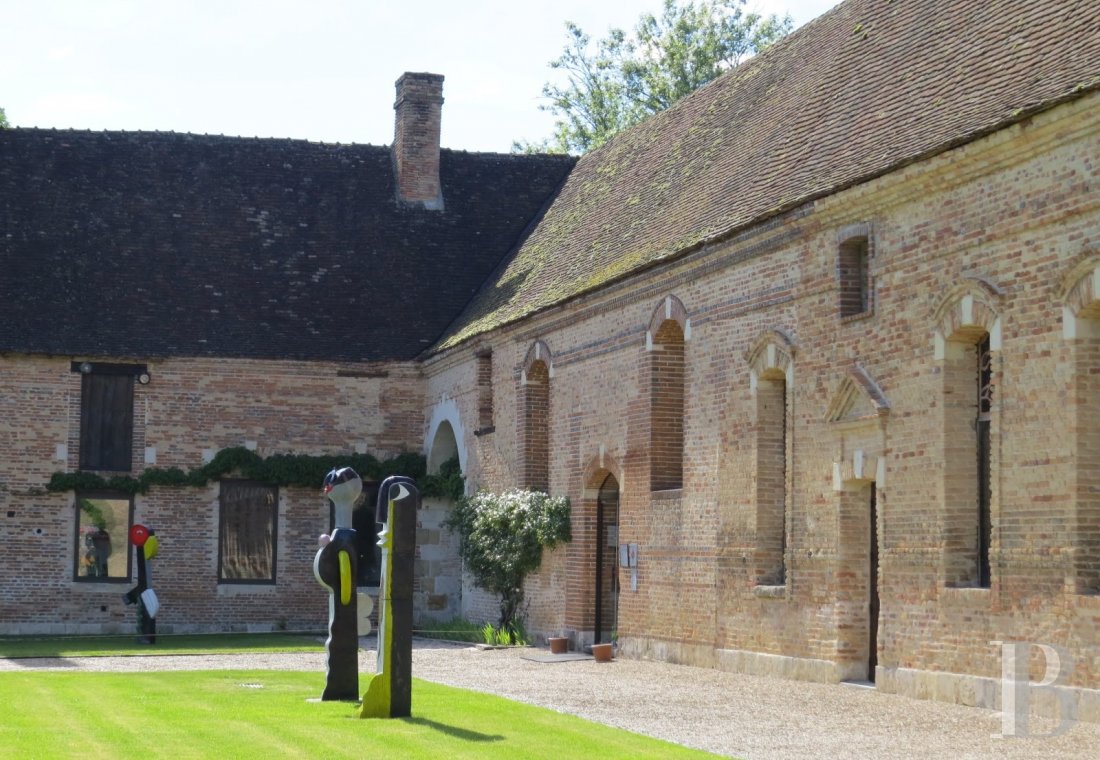 Vast outbuildings with a military past dedicated to contemporary art  in the heart of the Sologne forest - photo  n°8