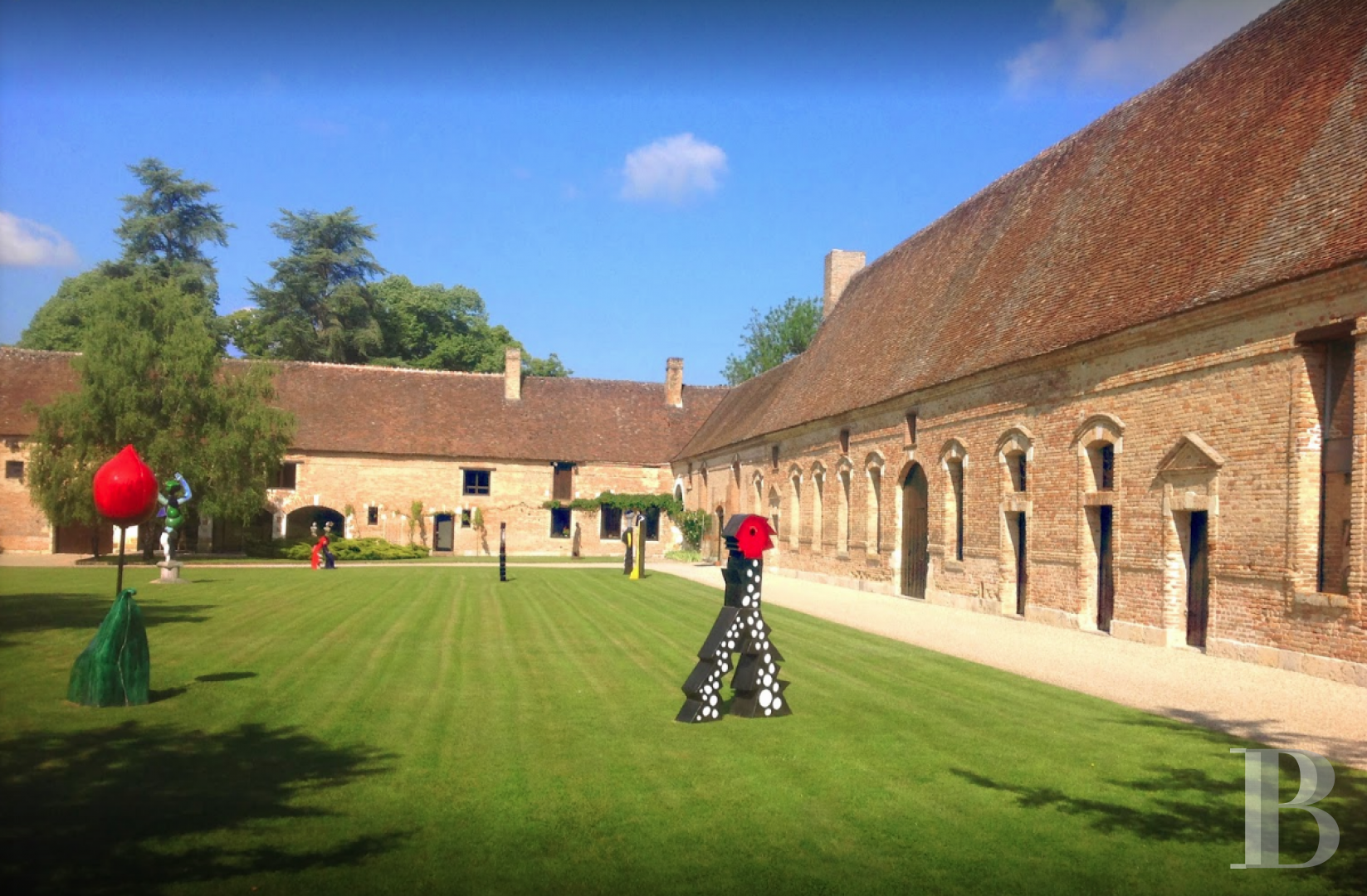 Vast outbuildings with a military past dedicated to contemporary art  in the heart of the Sologne forest - photo  n°4