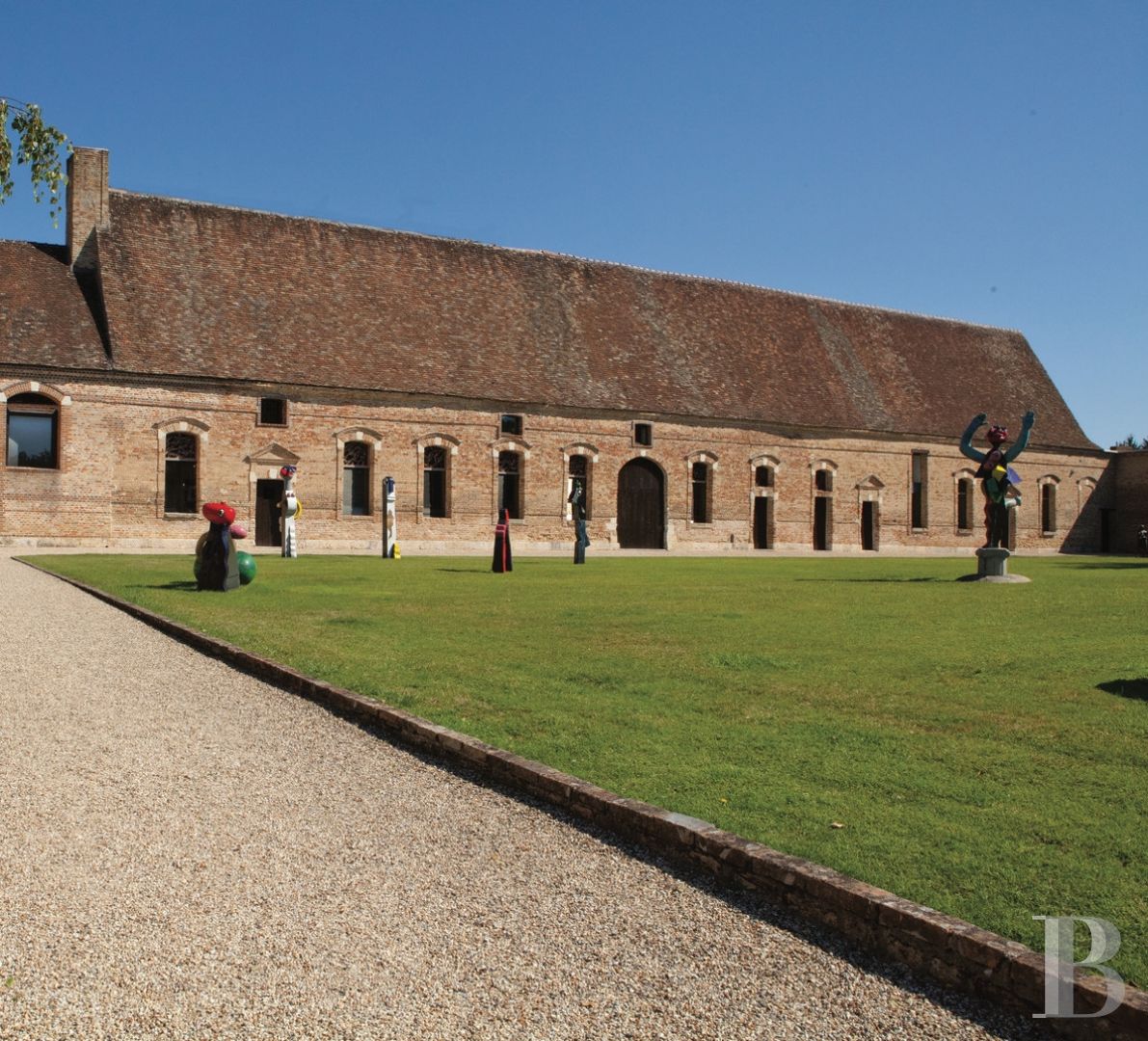 Vast outbuildings with a military past dedicated to contemporary art  in the heart of the Sologne forest - photo  n°5