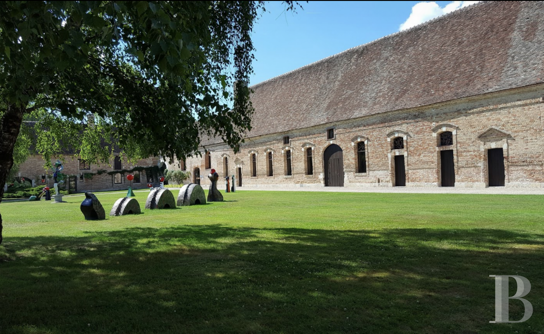Vast outbuildings with a military past dedicated to contemporary art  in the heart of the Sologne forest - photo  n°1