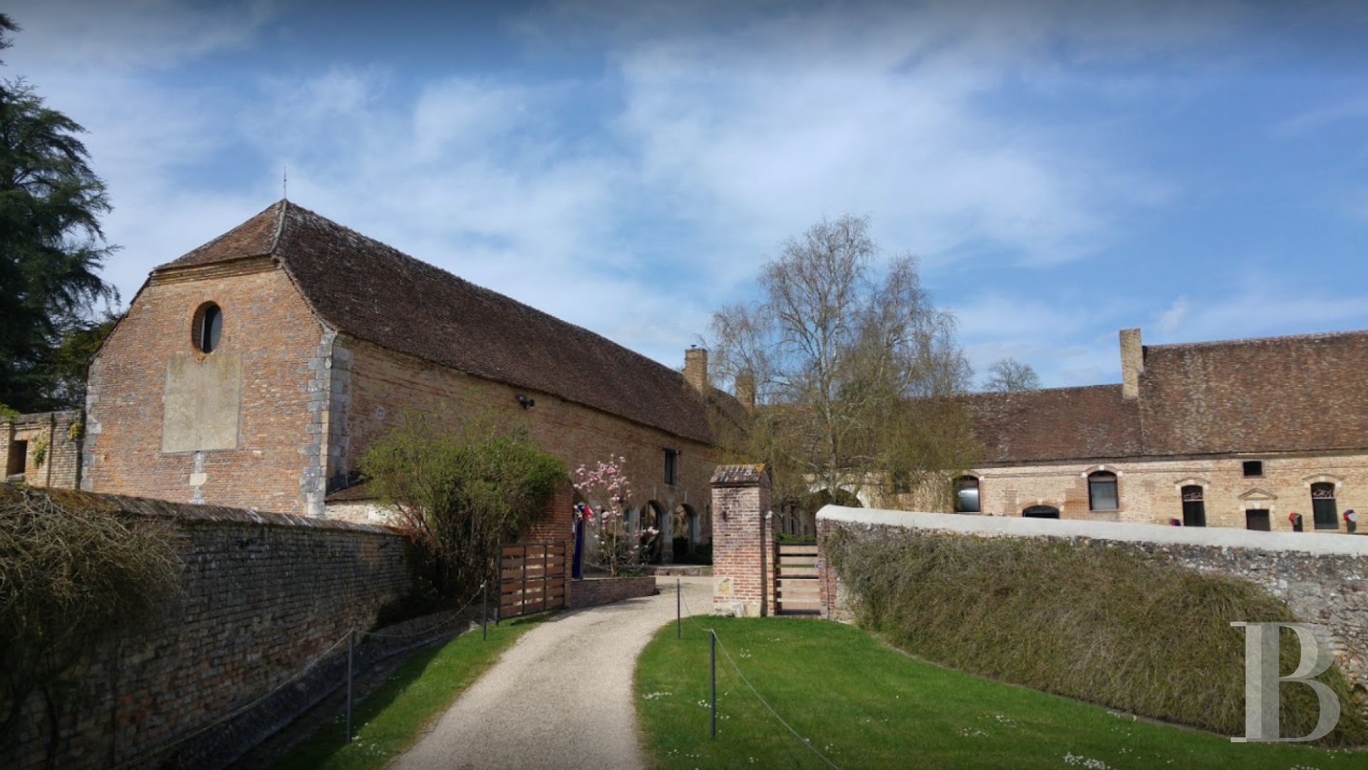 En pleine forêt solognote,  de vastes dépendances d'origine militaire dédiées aux arts contemporains - photo  n°7
