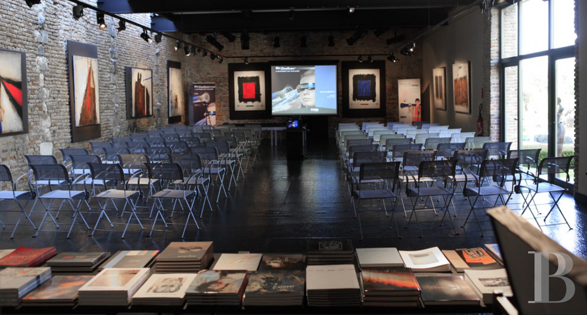 Vast outbuildings with a military past dedicated to contemporary art  in the heart of the Sologne forest - photo  n°6