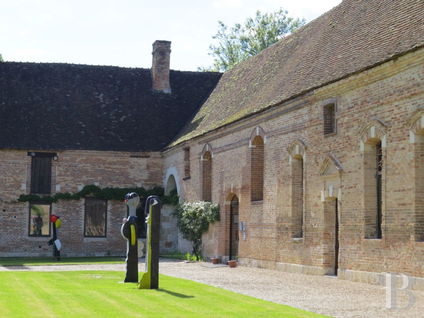 Vast outbuildings with a military past dedicated to contemporary art  in the heart of the Sologne forest - photo  n°12