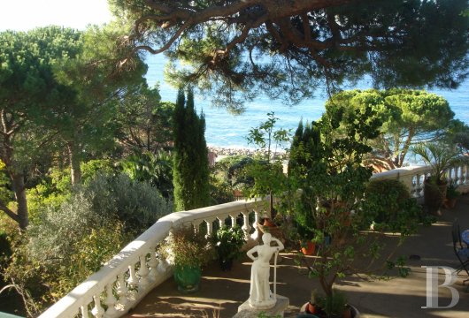 A 19th century villa with a spectacular garden and rockery overlooking the Corniche at the heart of Roucas-Blanc in Marseille - photo  n°3