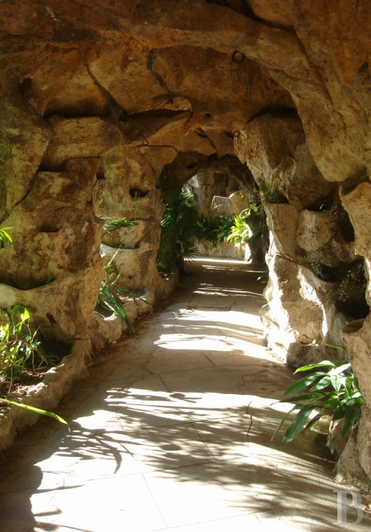 A 19th century villa with a spectacular garden and rockery overlooking the Corniche at the heart of Roucas-Blanc in Marseille - photo  n°13