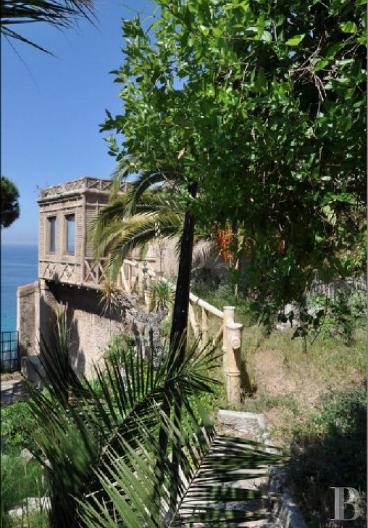 A 19th century villa with a spectacular garden and rockery overlooking the Corniche at the heart of Roucas-Blanc in Marseille - photo  n°2
