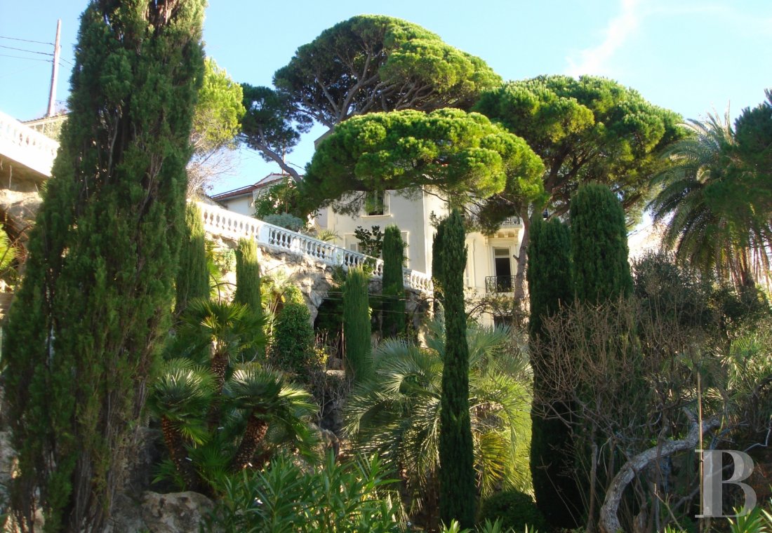 A 19th century villa with a spectacular garden and rockery overlooking the Corniche at the heart of Roucas-Blanc in Marseille - photo  n°5