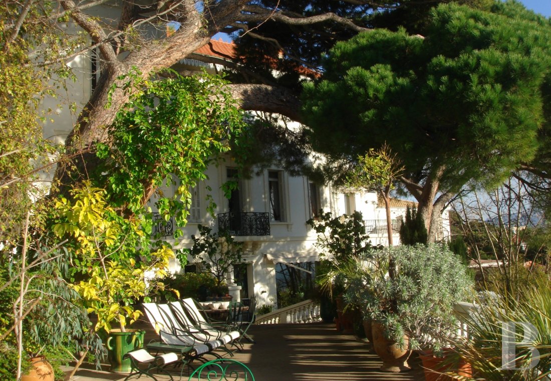 A 19th century villa with a spectacular garden and rockery overlooking the Corniche at the heart of Roucas-Blanc in Marseille - photo  n°9