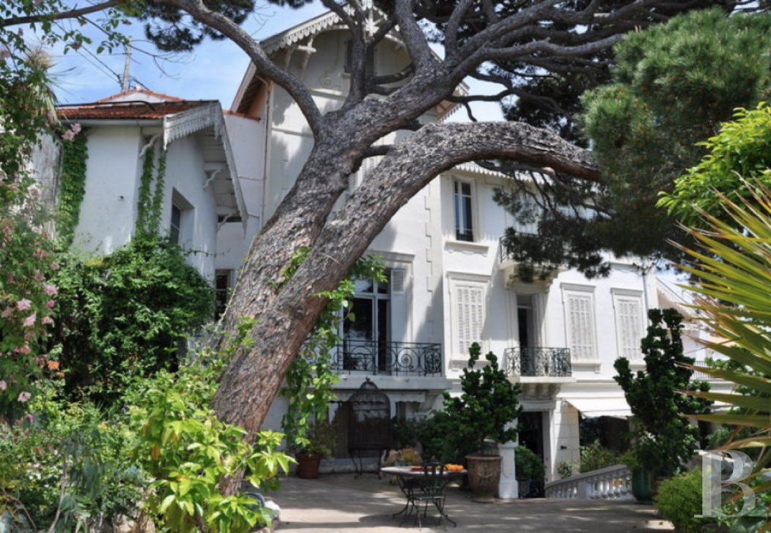 A 19th century villa with a spectacular garden and rockery overlooking the Corniche at the heart of Roucas-Blanc in Marseille - photo  n°1