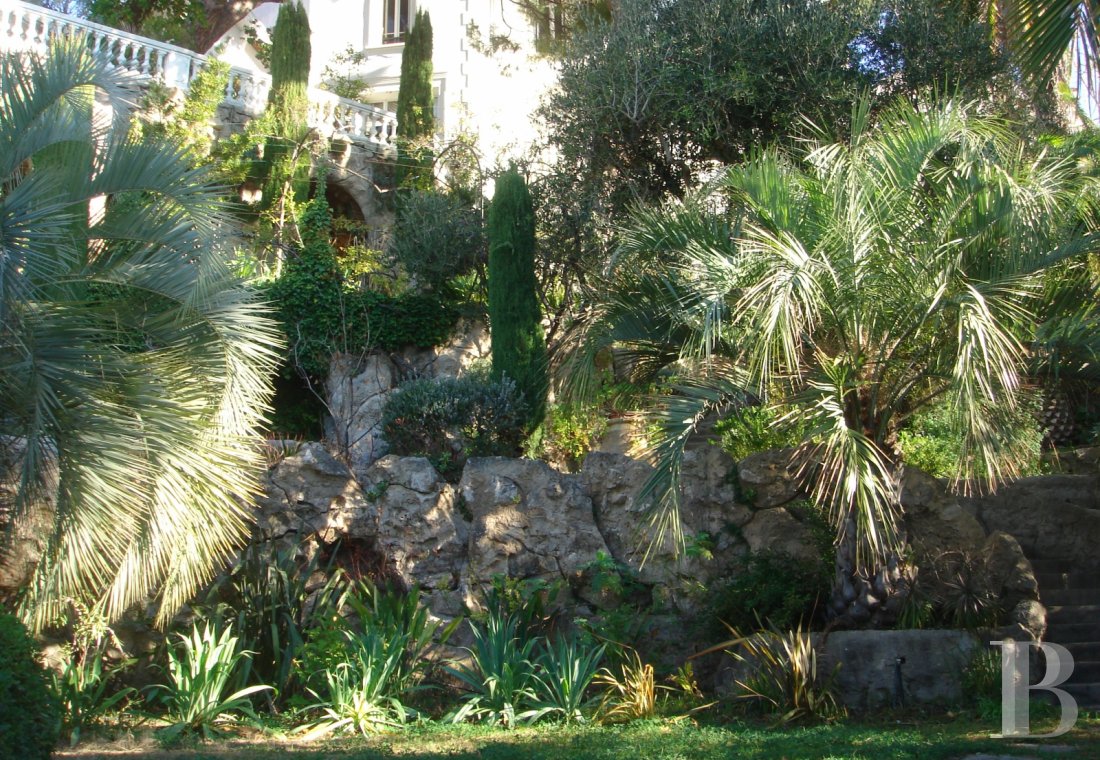 A 19th century villa with a spectacular garden and rockery overlooking the Corniche at the heart of Roucas-Blanc in Marseille - photo  n°12