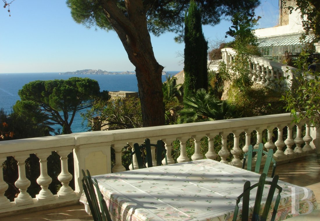 A 19th century villa with a spectacular garden and rockery overlooking the Corniche at the heart of Roucas-Blanc in Marseille - photo  n°10