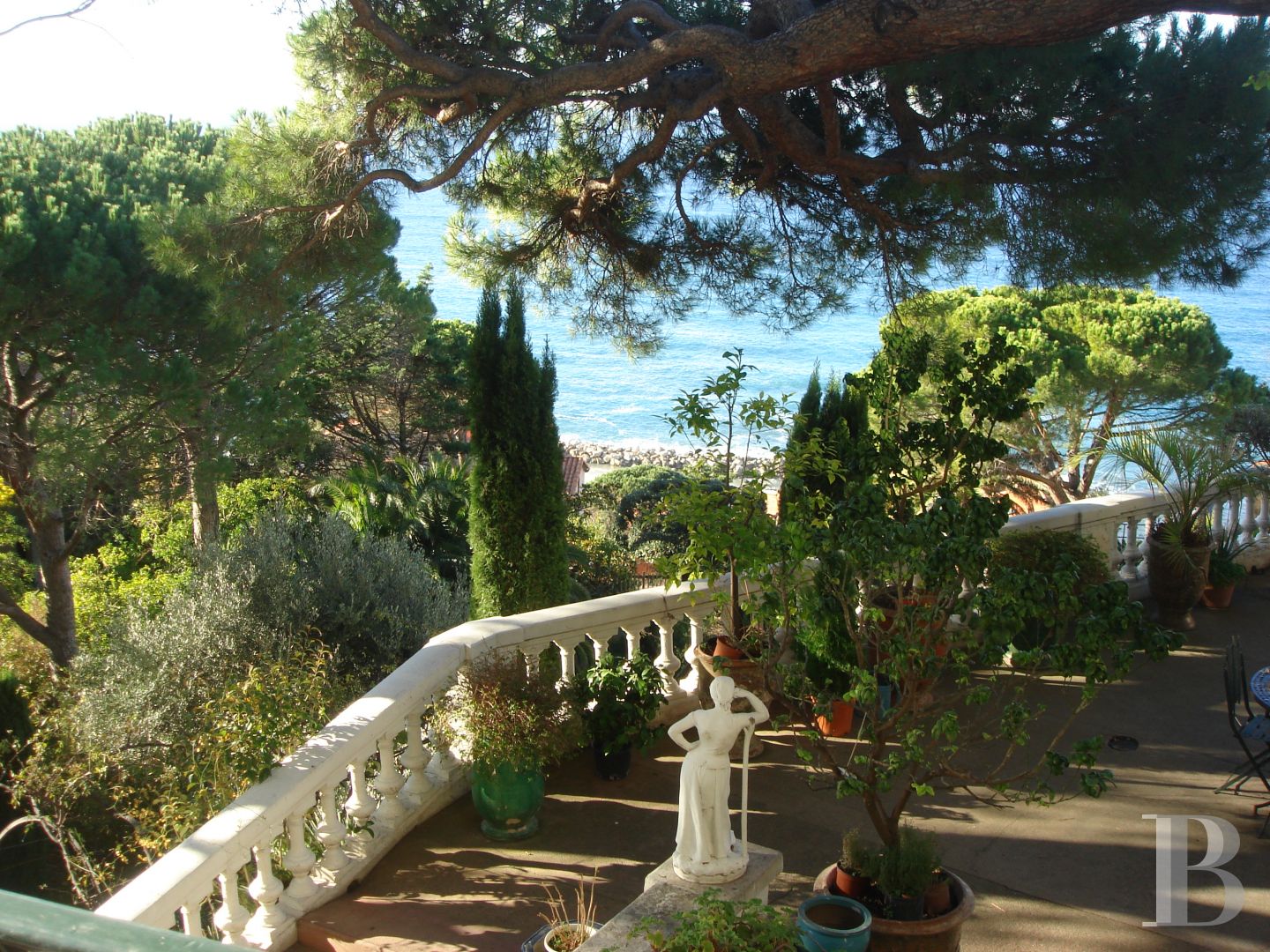 À Marseille, au cœur du Roucas-Blanc, une villa du 19ème siècle et ses spectaculaires jardins et rocailles dominant la corniche - photo  n°2