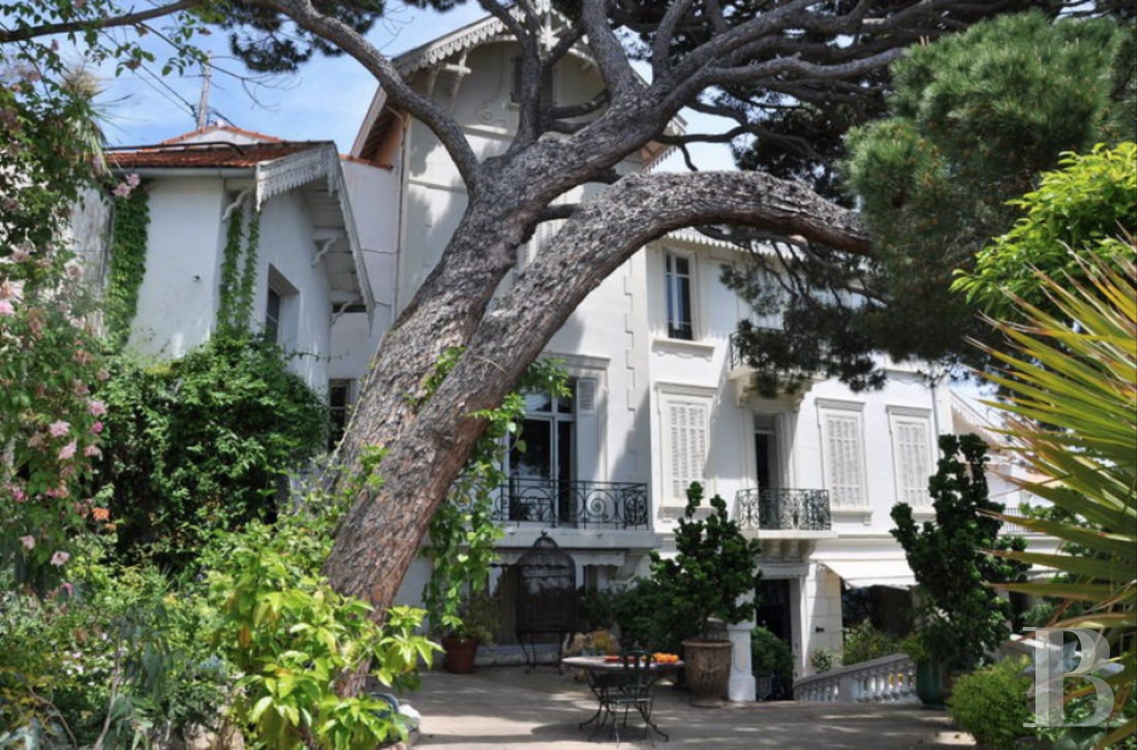 À Marseille, au cœur du Roucas-Blanc, une villa du 19ème siècle et ses spectaculaires jardins et rocailles dominant la corniche - photo  n°1