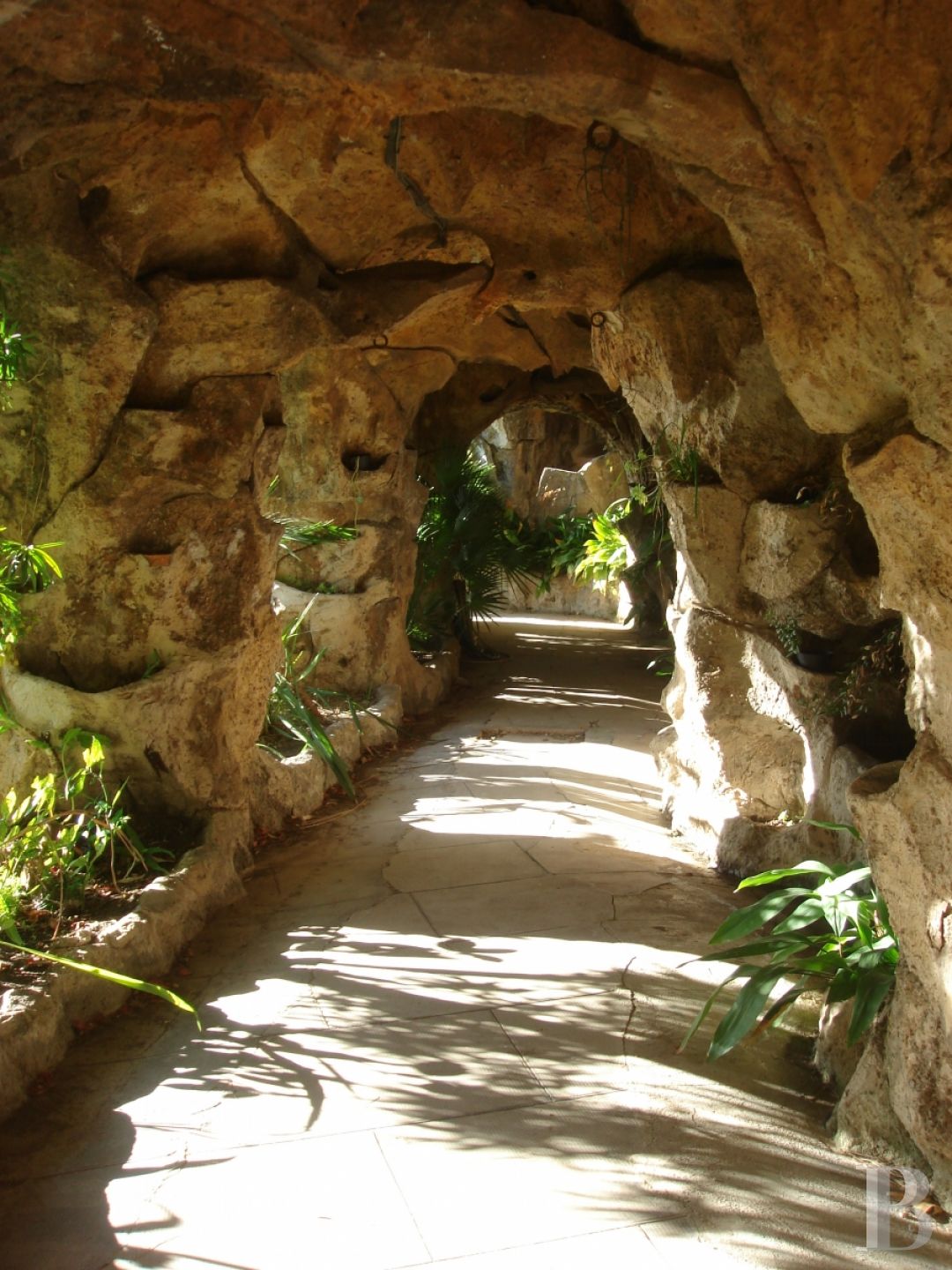 À Marseille, au cœur du Roucas-Blanc, une villa du 19ème siècle et ses spectaculaires jardins et rocailles dominant la corniche - photo  n°8