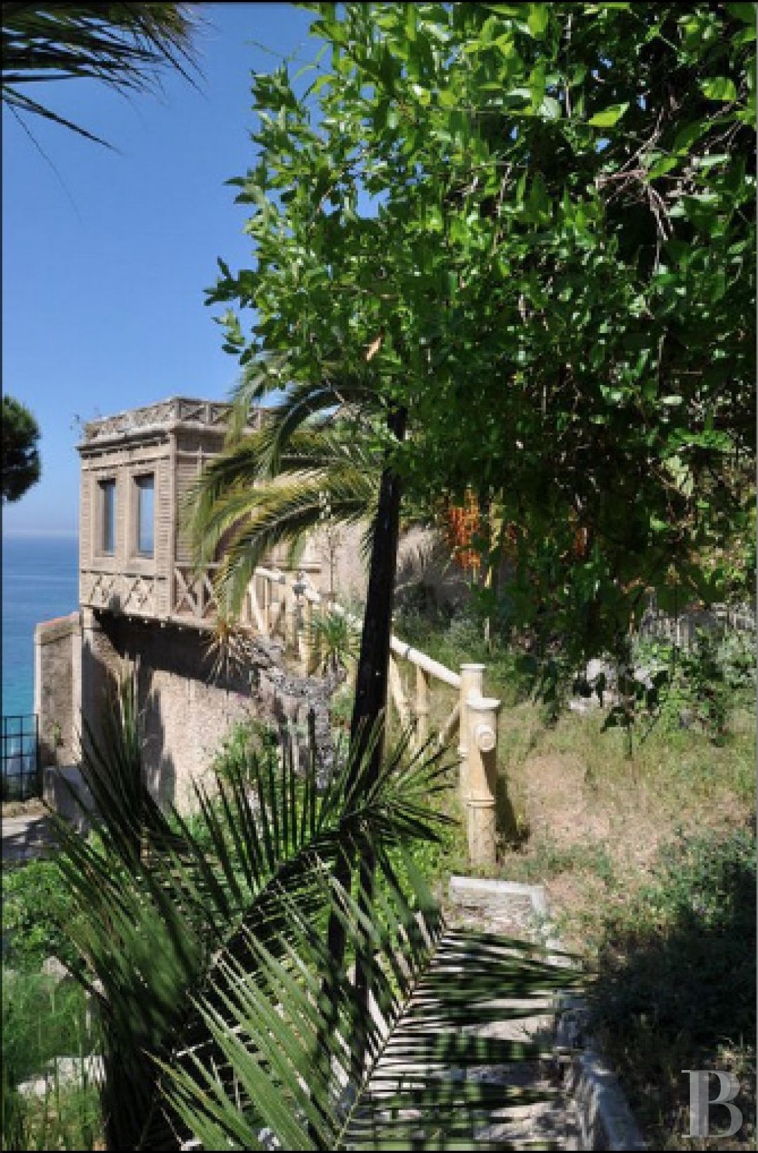 À Marseille, au cœur du Roucas-Blanc, une villa du 19ème siècle et ses spectaculaires jardins et rocailles dominant la corniche - photo  n°4