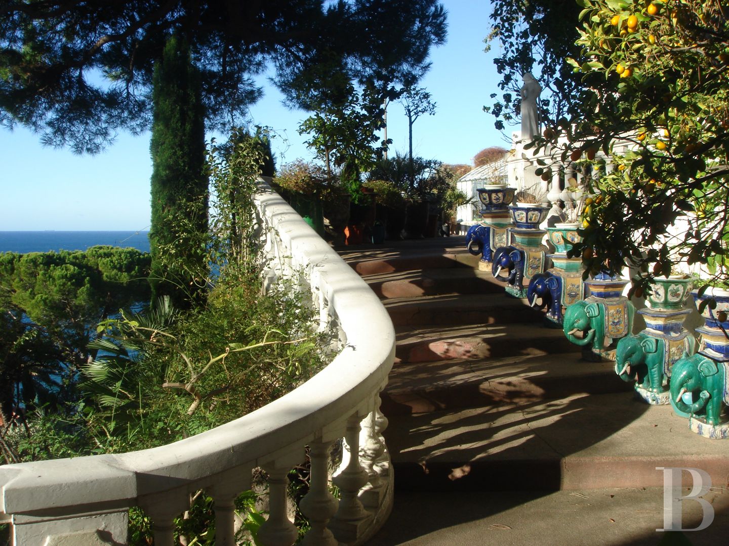 À Marseille, au cœur du Roucas-Blanc, une villa du 19ème siècle et ses spectaculaires jardins et rocailles dominant la corniche - photo  n°3