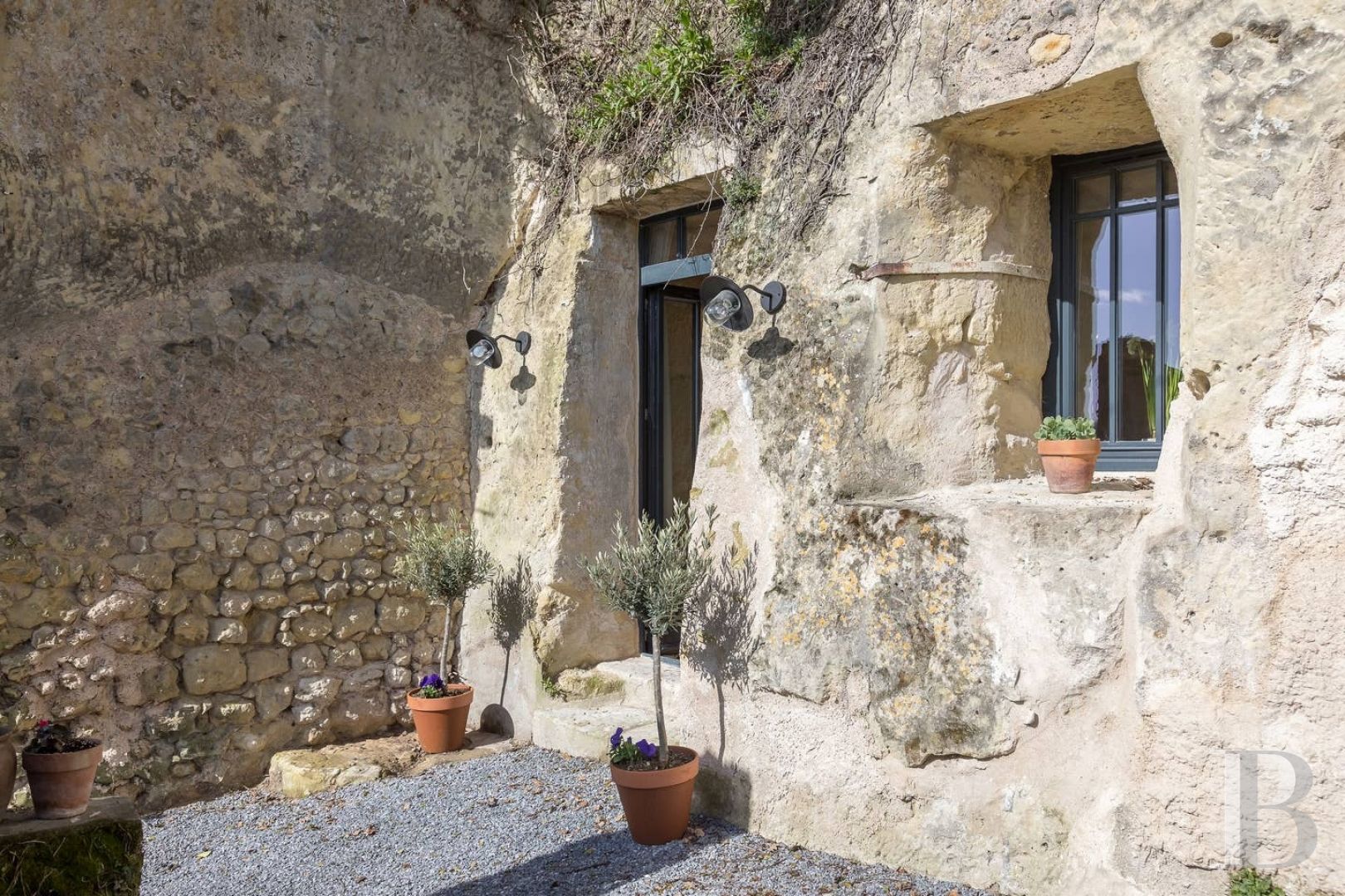 A troglodyte house full of comfort and light in the Val de Loire across from Amboise  - photo  n°1