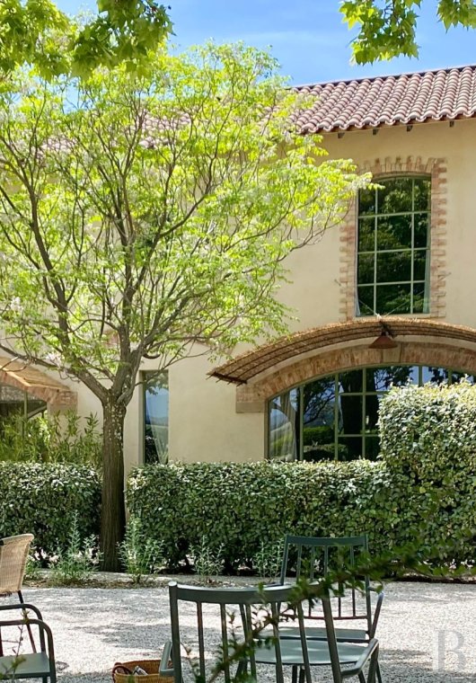 Dans le Vaucluse, au sud-est de Cairanne, une maison dédiée à la villégiature au cœur d’un domaine viticole  - photo  n°16