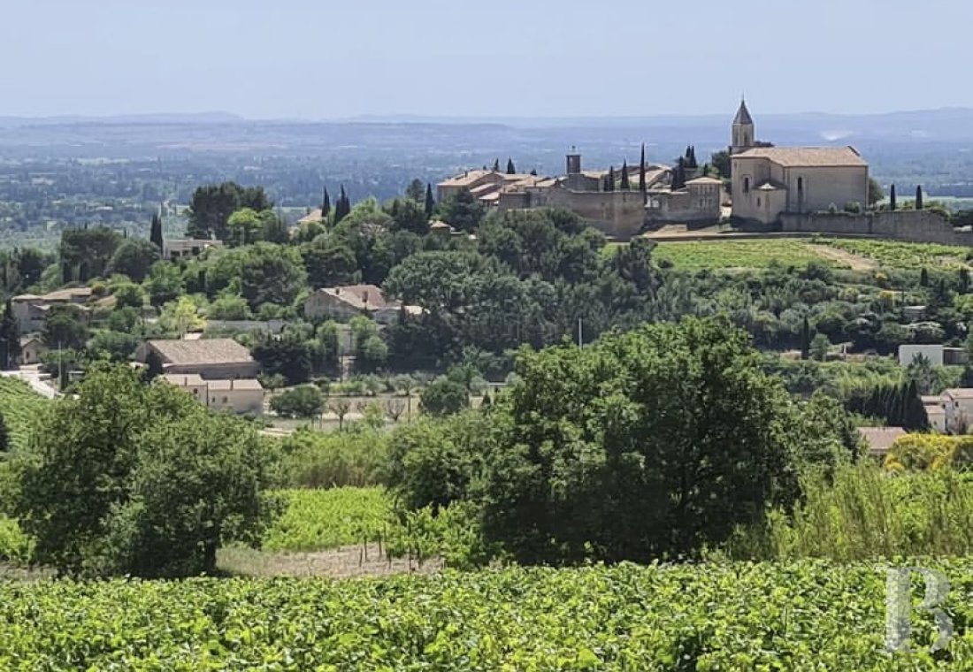 Dans le Vaucluse, au sud-est de Cairanne, une maison dédiée à la villégiature au cœur d’un domaine viticole  - photo  n°34