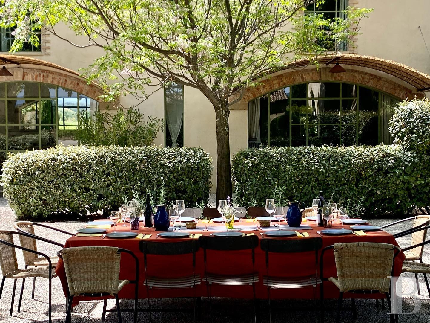 Dans le Vaucluse, au sud-est de Cairanne, une maison dédiée à la villégiature au cœur d’un domaine viticole  - photo  n°18