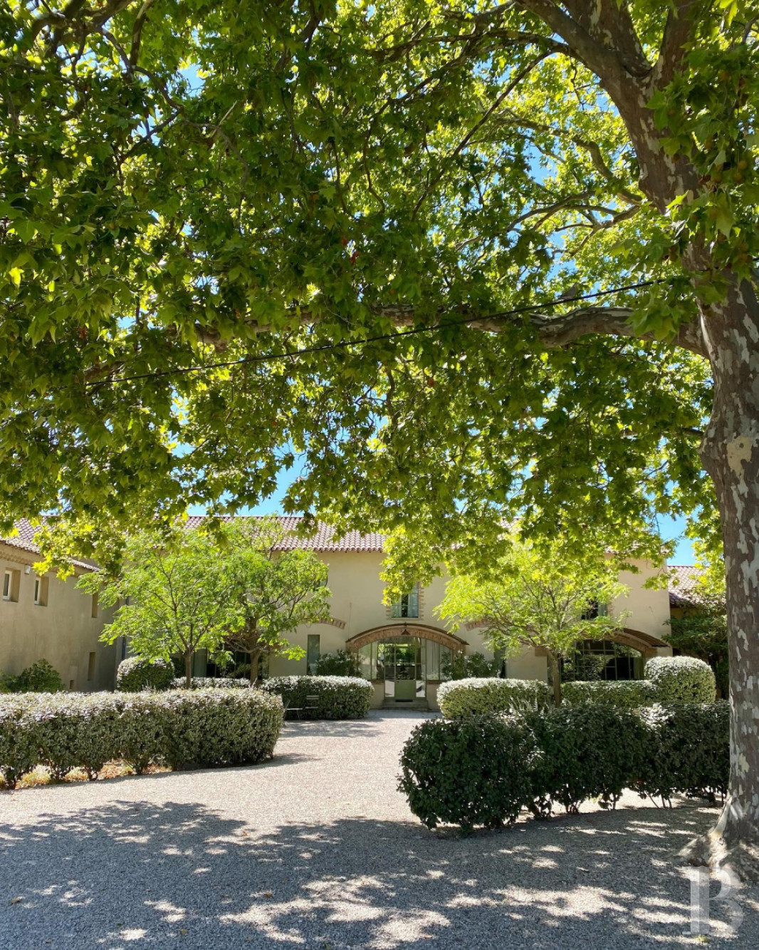 Dans le Vaucluse, au sud-est de Cairanne, une maison dédiée à la villégiature au cœur d’un domaine viticole  - photo  n°17