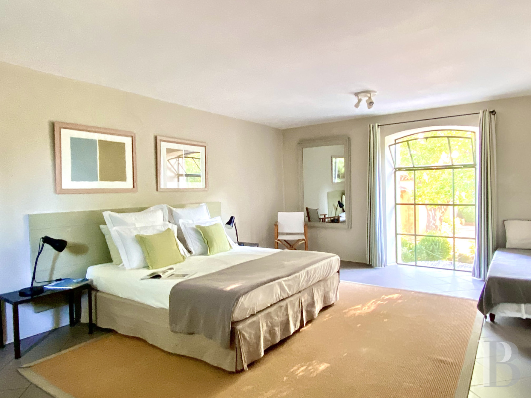 Dans le Vaucluse, au sud-est de Cairanne, une maison dédiée à la villégiature au cœur d’un domaine viticole  - photo  n°22