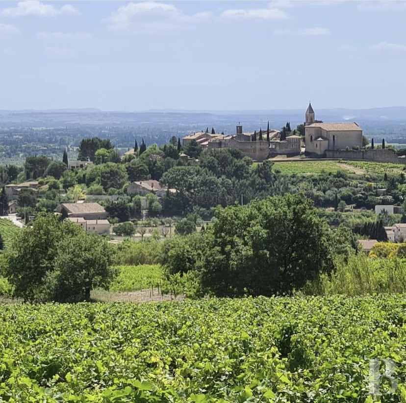 Dans le Vaucluse, au sud-est de Cairanne, une maison dédiée à la villégiature au cœur d’un domaine viticole  - photo  n°34