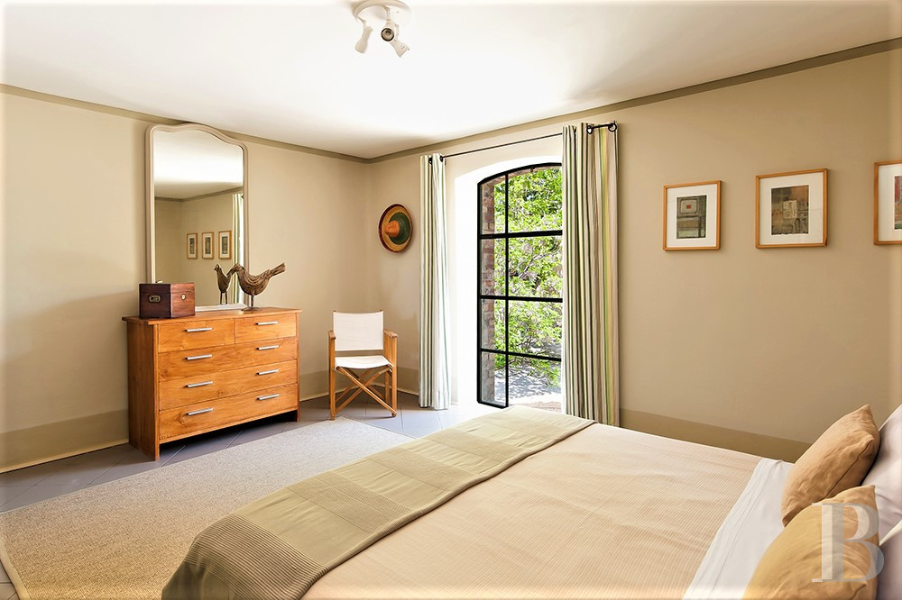 Dans le Vaucluse, au sud-est de Cairanne, une maison dédiée à la villégiature au cœur d’un domaine viticole  - photo  n°24