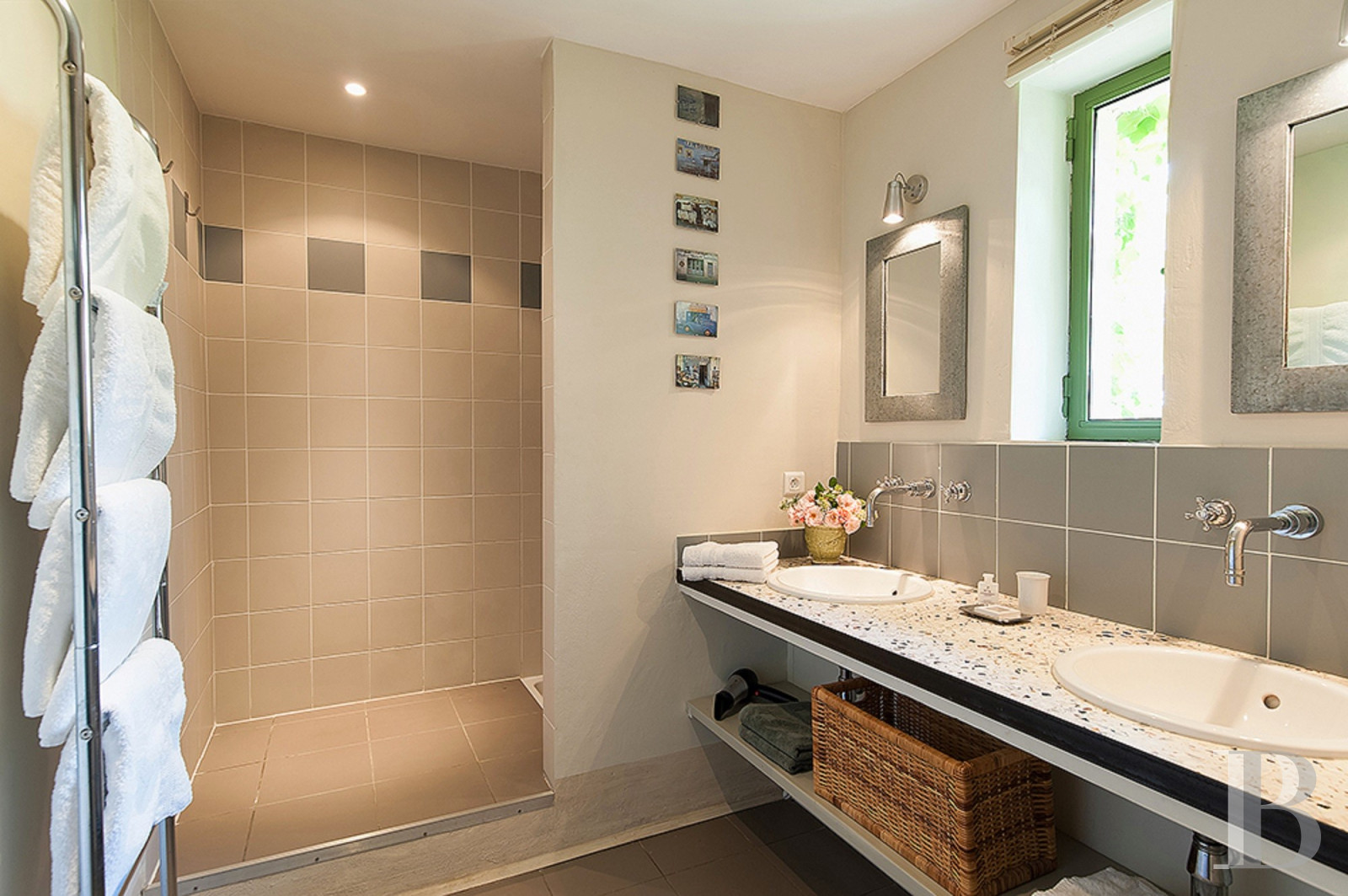 Dans le Vaucluse, au sud-est de Cairanne, une maison dédiée à la villégiature au cœur d’un domaine viticole  - photo  n°23