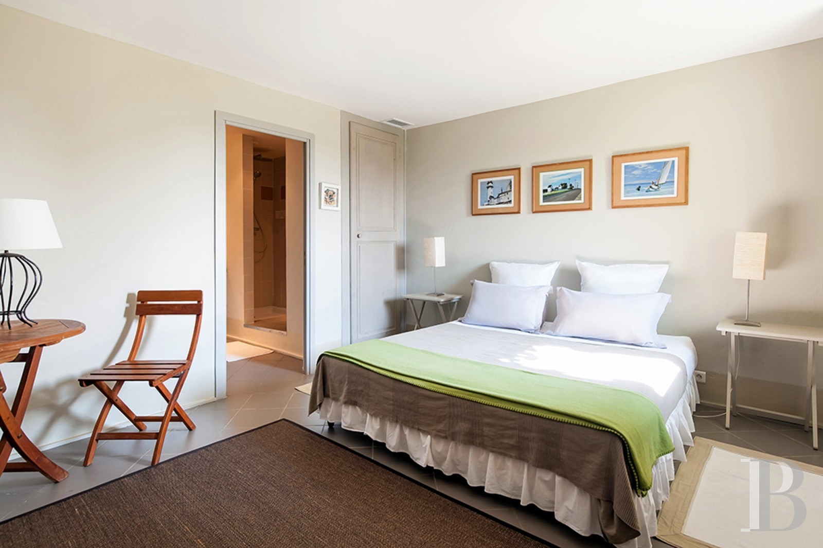 Dans le Vaucluse, au sud-est de Cairanne, une maison dédiée à la villégiature au cœur d’un domaine viticole  - photo  n°29