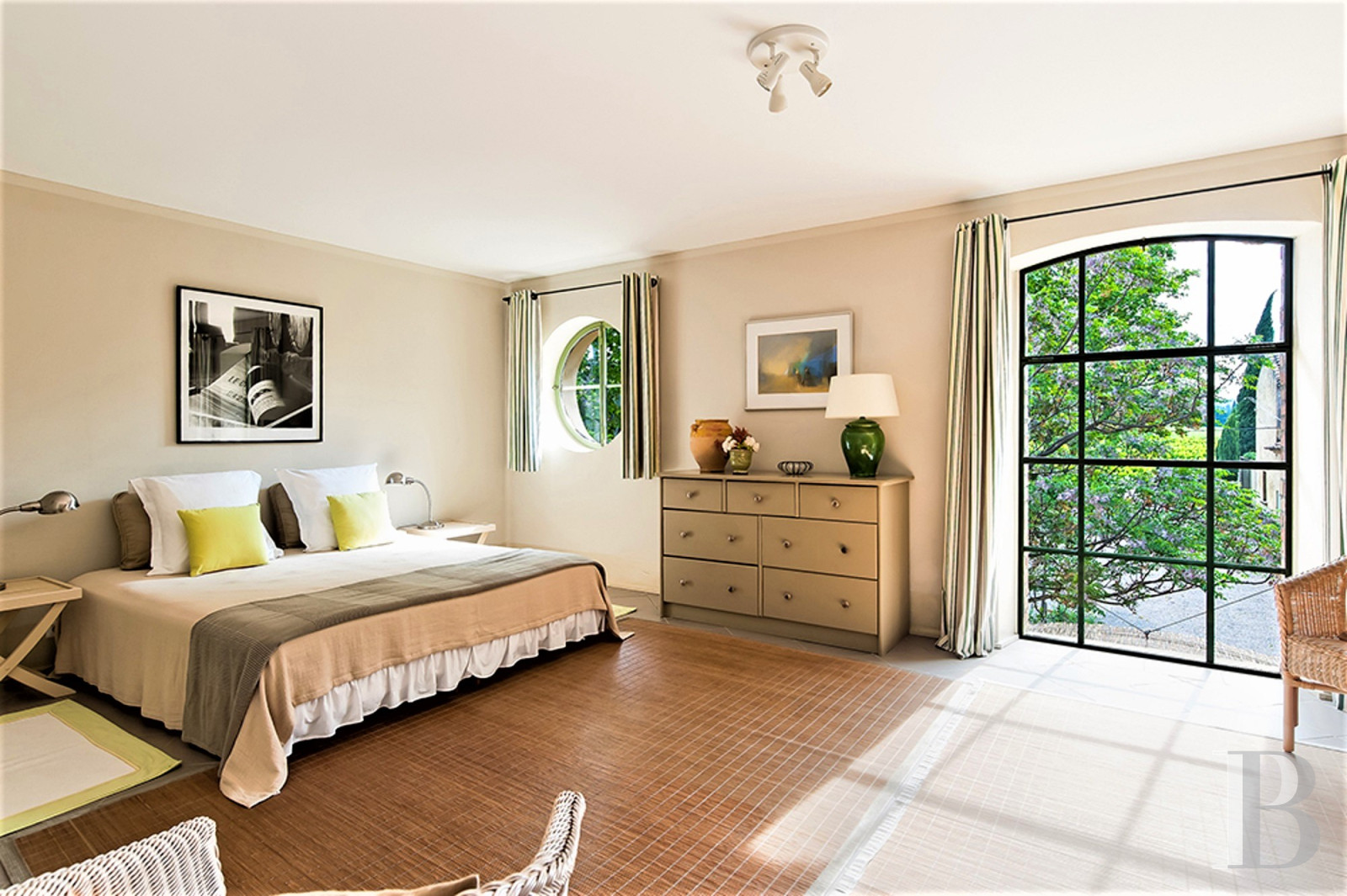 Dans le Vaucluse, au sud-est de Cairanne, une maison dédiée à la villégiature au cœur d’un domaine viticole  - photo  n°28