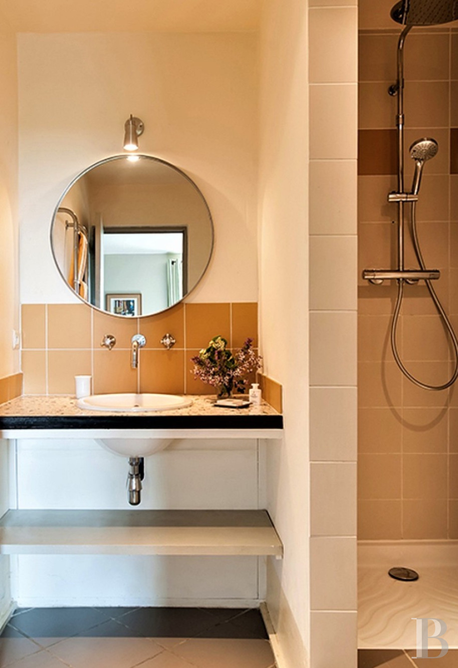 Dans le Vaucluse, au sud-est de Cairanne, une maison dédiée à la villégiature au cœur d’un domaine viticole  - photo  n°26