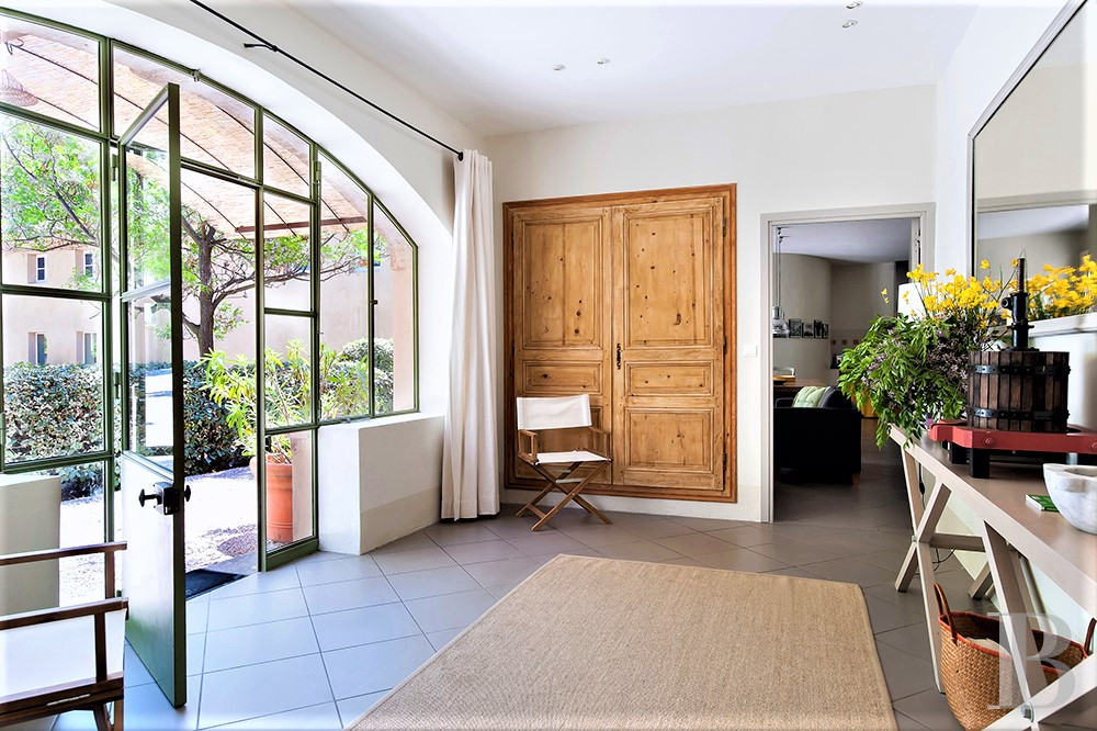 Dans le Vaucluse, au sud-est de Cairanne, une maison dédiée à la villégiature au cœur d’un domaine viticole  - photo  n°21