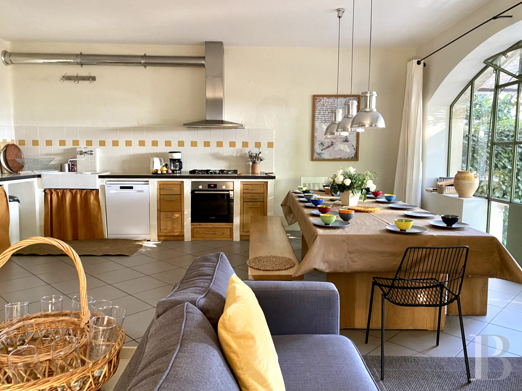 Dans le Vaucluse, au sud-est de Cairanne, une maison dédiée à la villégiature au cœur d’un domaine viticole  - photo  n°20