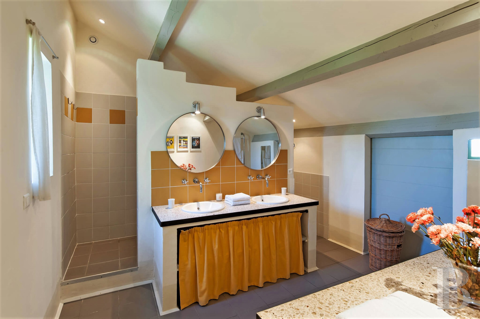 Dans le Vaucluse, au sud-est de Cairanne, une maison dédiée à la villégiature au cœur d’un domaine viticole  - photo  n°27