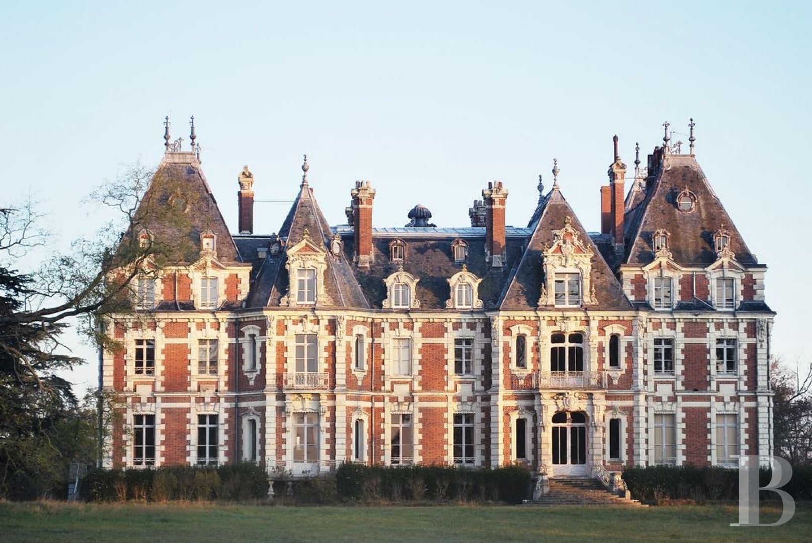 Entre Angers et Cholet, un château de famille entouré de ses terres - photo  n°1
