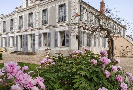 burgundy - In Burgundy, an hour and ten minutes from Paris,  an 18th century mansion house