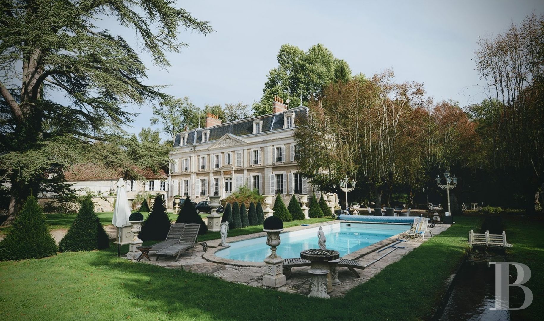 Au sud d’Auxerre, au bord de l’Yonne, un domaine du 18e s.  ouvert à toutes les villégiatures - photo  n°1