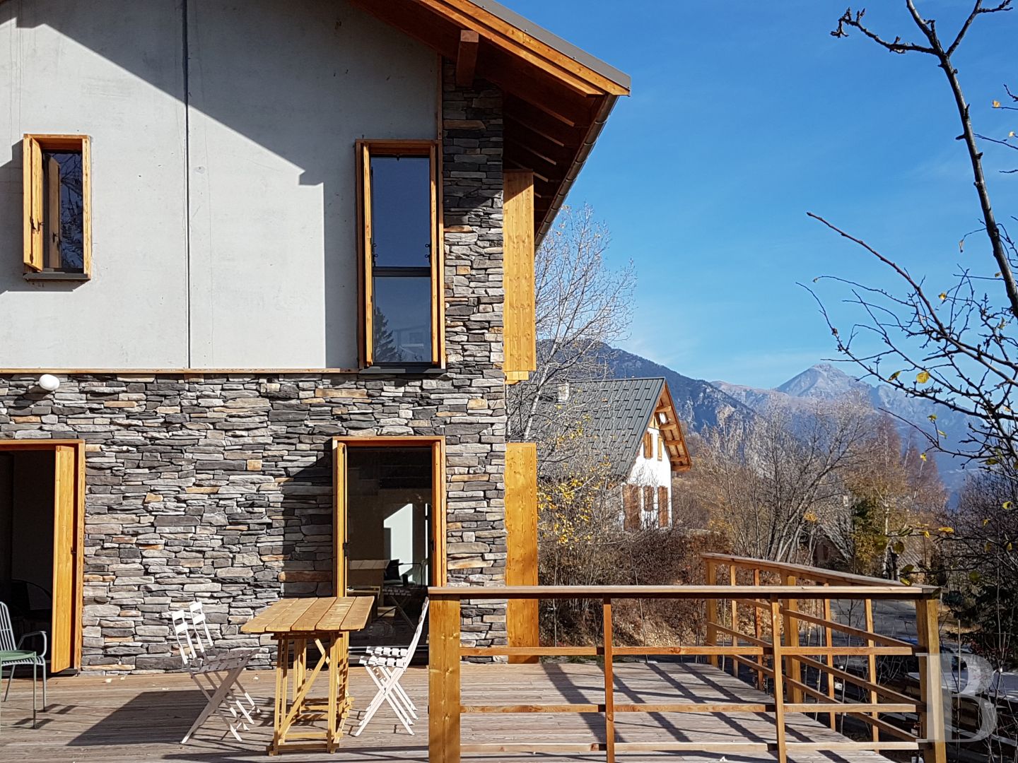 A contemporary chalet overlooking the Durance valley in the south-west of Briançon - photo  n°1