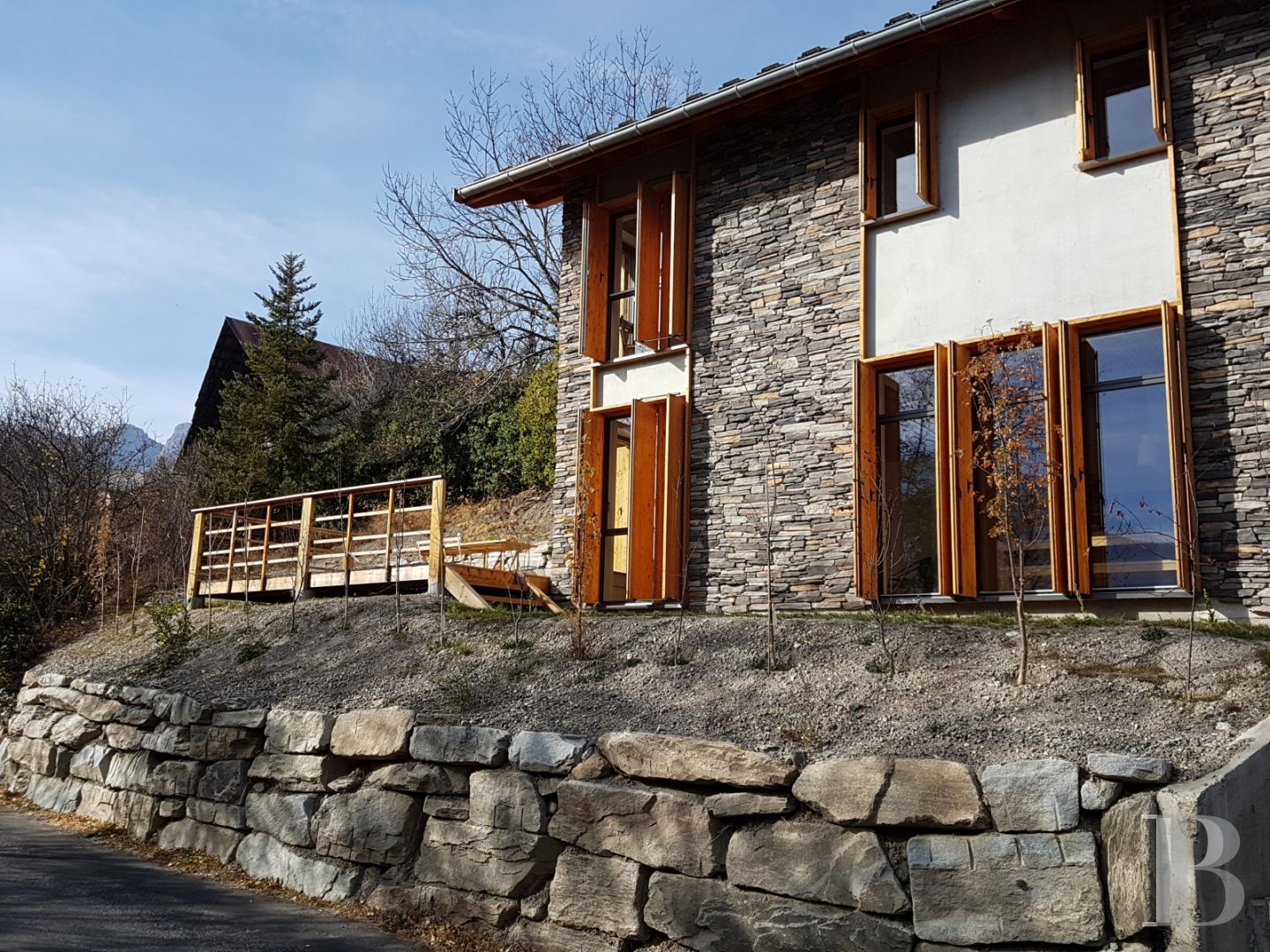 A contemporary chalet overlooking the Durance valley in the south-west of Briançon - photo  n°3