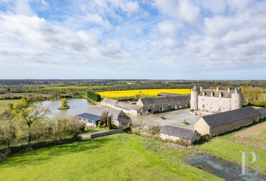basse-normandie - À 12 km de la côte ouest du Cotentin, avec un étang et 10 ha de terres libres,  un manoir du 16e s. et ses communs, inscrits MH