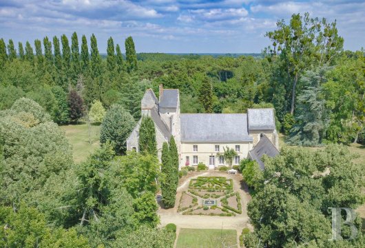 pays-de-loire - A stately residence, dating back to the 12th century, in 2.6 ha of parklands  on the outskirts of a village in the Anjou region