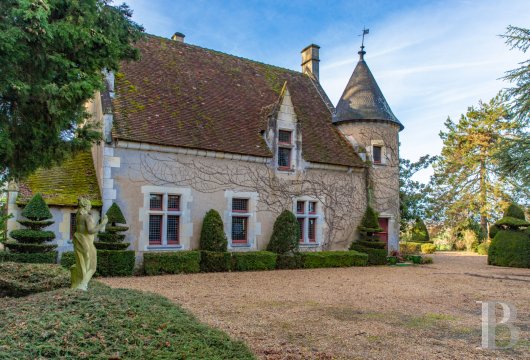 center-val-de-loire - A renovated 15th-century manor, with an outbuilding and 1.5-hectare grounds,  located near the birthplace of Ronsard in the Loir River Valley