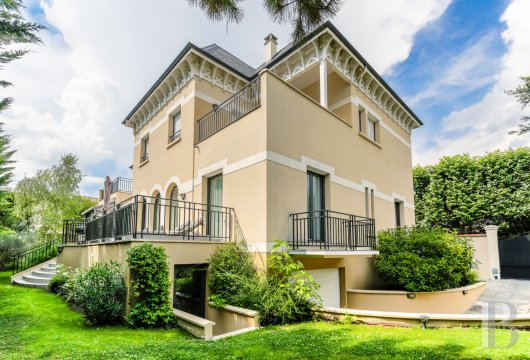 A villa, with a Hollywood Regency air, and an Anglo-Norman house   near to the banks of the river Marne in La-Varenne-Saint-Hilaire