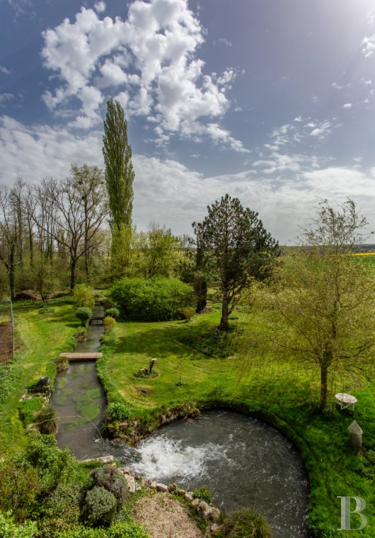 moulins &agrave; vendre - bourgogne - À 1 h 30 de Paris, au milieu de bois et d'un parc traversé par une rivière,  un ancien moulin fondé en titre et ses dépendances