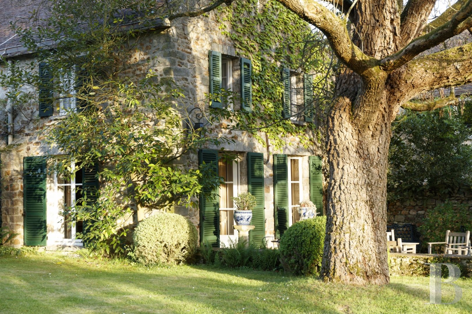 En Gâtinais, non loin de Paris, une maison de village blottie contre son grand jardin - photo  n°1