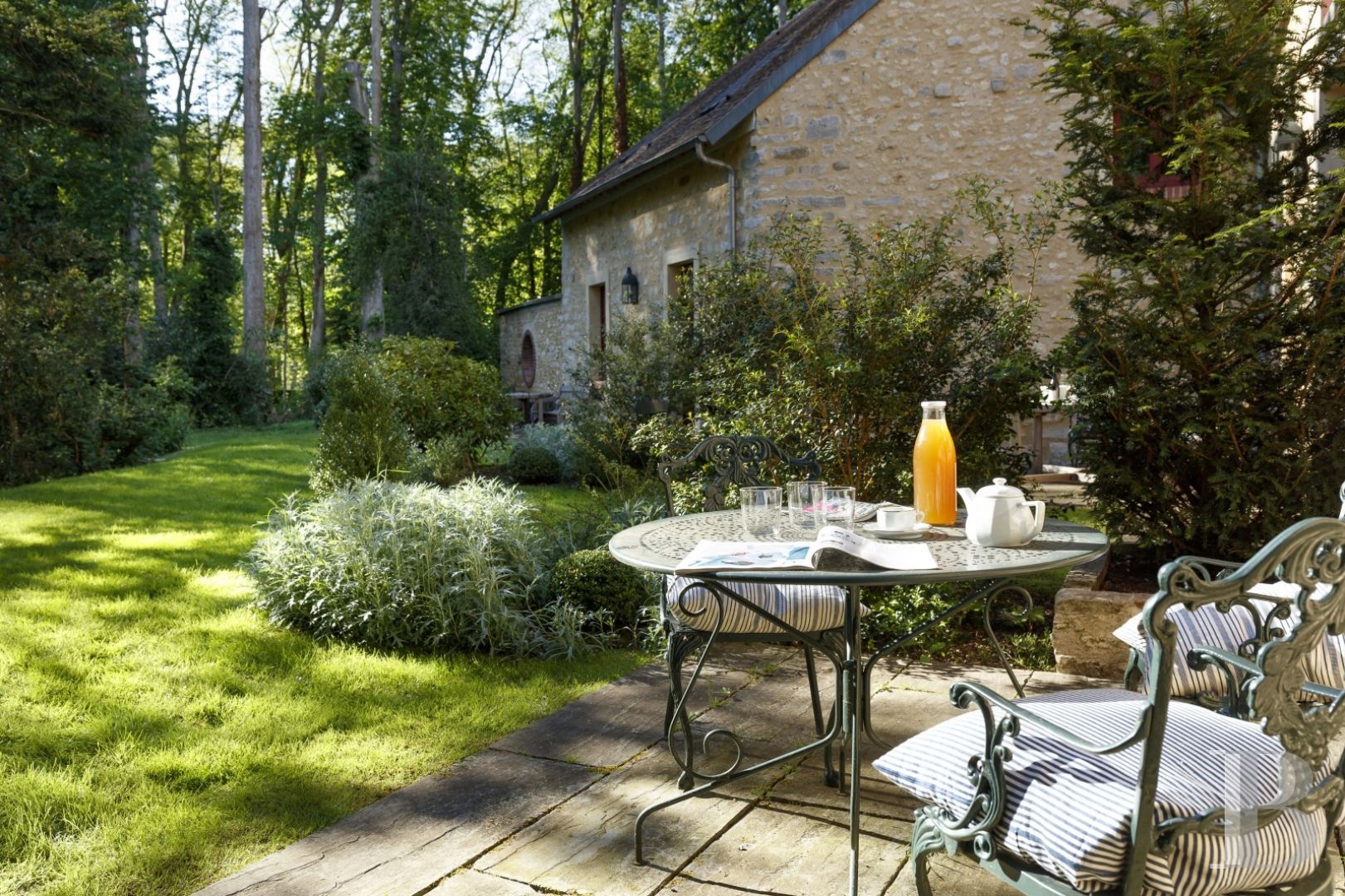 A chateau's former outbuildings transformed into guesthouses  in Courances and the province of Gâtinais - photo  n°4