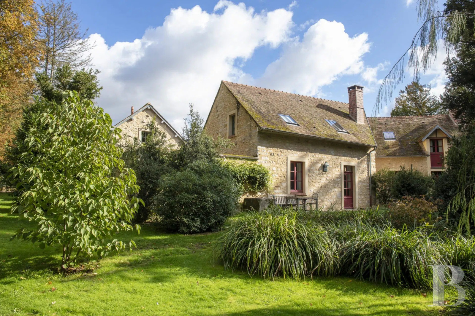 A chateau's former outbuildings transformed into guesthouses  in Courances and the province of Gâtinais - photo  n°1