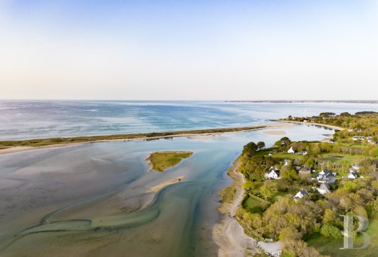 brittany - À Bénodet, en Bretagne-sud, dans une anse marine,  une maison de ferme et ses dépendances d'exploitation à terminer de rénover